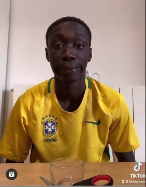 Khaby resolveu agradecer o carinho dos fãs brasileiros gravando um vídeo usando uma blusa da CBF