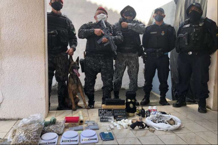 Sete quilos de drogas, balanças de precisão, revólver e munições foram encontrados em uma residência em Redenção