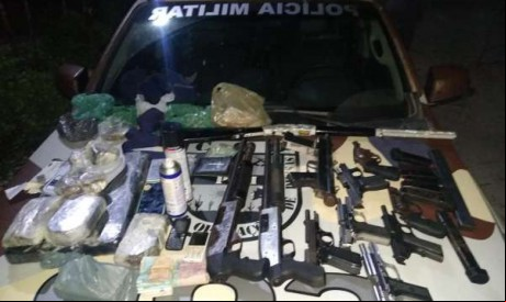 Foram apreendidos dinheiro, armas, drogas e munições 