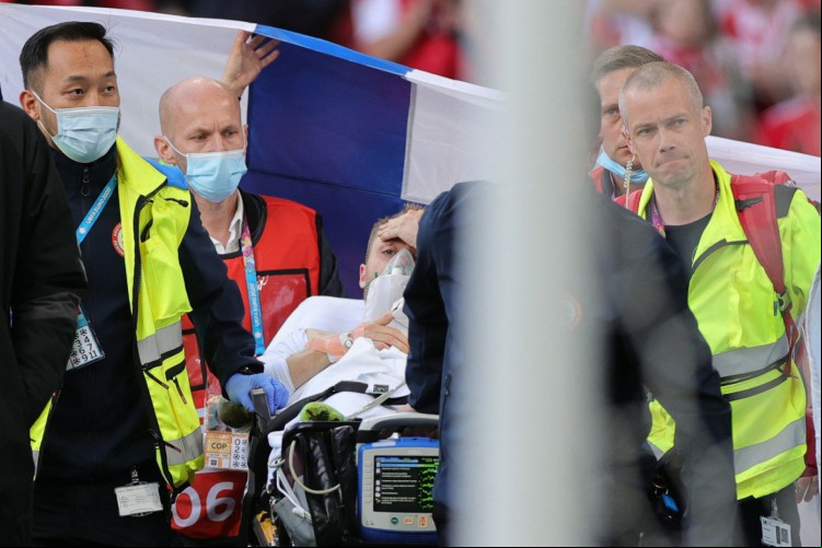 Christian Eriksen enquanto era retirado do Estádio Parken