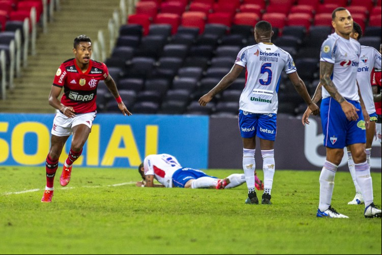 Atacante Bruno Henrique comemora gol no jogo Flamengo x Fortaleza, no Maracanã, pela Série A