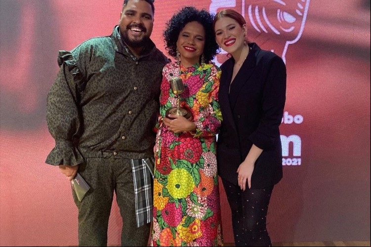 Teresa Cristina é homenageada no Prêmio Rádio Globo Quem