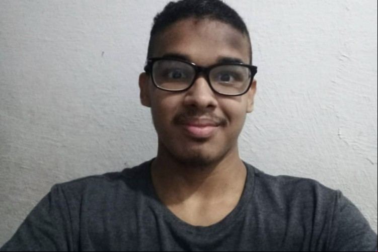 Edson Filho, 18, é morador do bairro Parque Iracema, em Fortaleza, e fundador do projeto "Vem que Tem Enem"