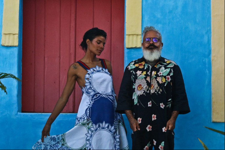 Ronaldo Fraga e um dos looks da coleção Terra de Gigantes (Foto: Divulgação)