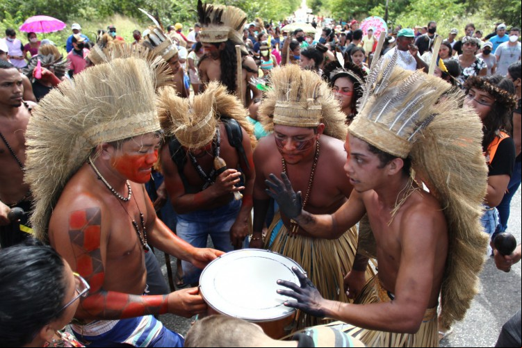 índios Tapeba em manifestação na BR 222 no dia 30 de junho deste ano
