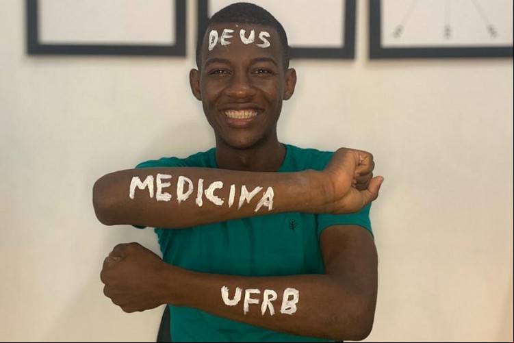 Com sonho de ser médico em comunidade quilombola, jovem que estudou em casa sem energia elétrica é aprovado no vestibular.