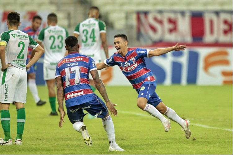 Yago Pikachu comemora gol marcado pelo Fortaleza diante da Chapecoense pelo Brasileirão no Castelão.