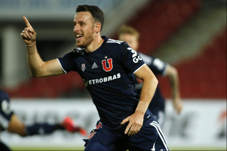 Atacante Ángelo Henríquez comemora gol no jogo Universidade de Chile x San Lorenzo, no estádio Nacional, pela Copa Libertadores 2021
