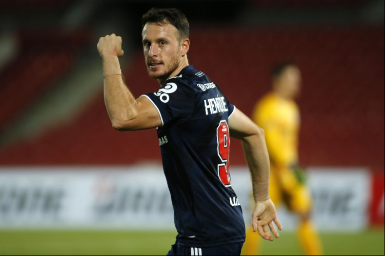 Atacante Ángelo Henríquez comemora gol no jogo Universidade de Chile x San Lorenzo, no estádio Nacional, pela Copa Libertadores 2021