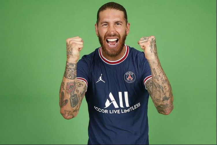Zagueiro espanhol Sergio Ramos assinou contrato com o PSG até junho de 2023