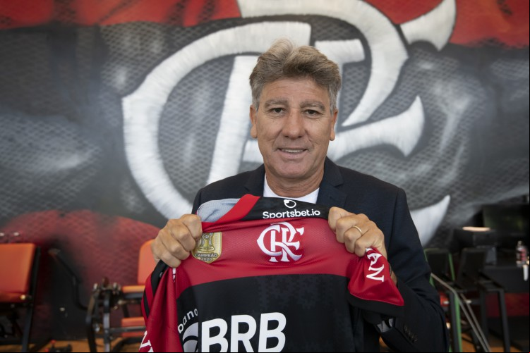 Técnico Renato Gaúcho posa para foto com a camisa do Flamengo