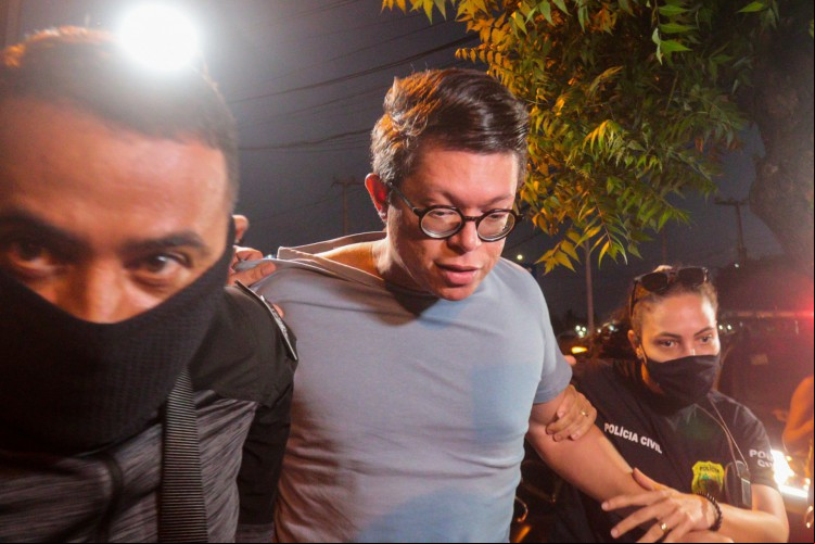 DJ Ivis foi preso na quarta, 14. Foto mostra momento em que ele chegou à delegacia do Eusébio, antes de ser transferido para a Decap, onde esteve até ontem