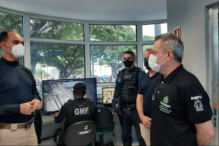 Prefeito de Fortaleza José Sarto durante inauguração da Célula de Proteção Comunitária na Praça da Lagoinha