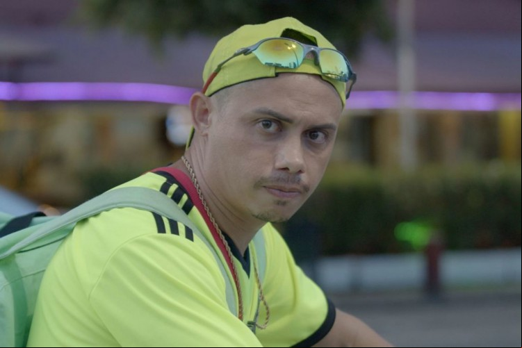 Silvero Pereira interpreta um entregador de aplicativo no curta 'Fantasma Neon'