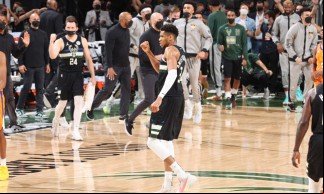 MILWAUKEE, WI - JULHO 20: Giannis Antetokounmpo # 34 do Milwaukee Bucks comemora durante o jogo seis das finais da NBA de 2021 em 20 de julho de 2021 no Fiserv Forum em Milwaukee, Wisconsin
