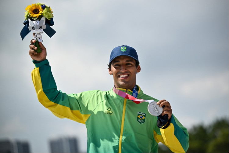 Kelvin Hoefler garantiu a prata para o Brasil na madrugada deste domingo, 25, no skate street