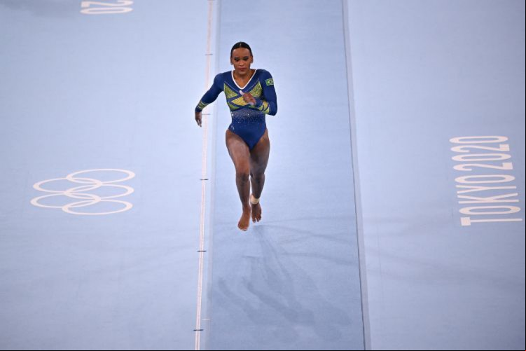 Rebeca Andrade, ginasta brasileira, durante a prova de salto na final do individual geral