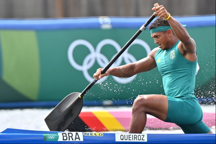 O brasileiro Isaquias Queiroz competiu na final da canoagem velocidade 1000 metros individual nas Olimpíadas de Tóquio (Luis ACOSTA / AFP)