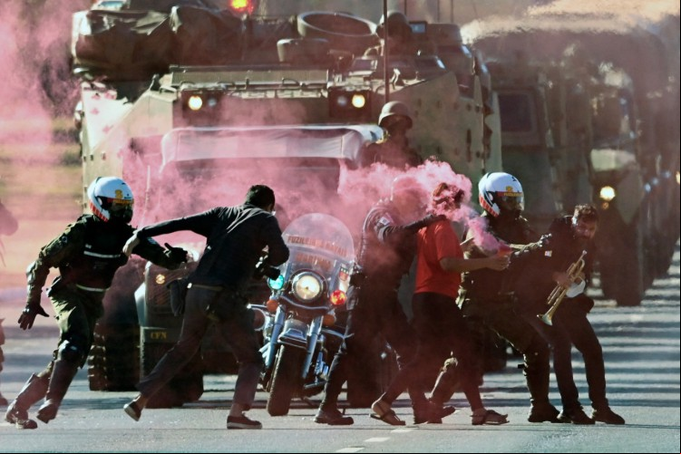 Militares prendem manifestantes que tentam bloquear desfile de veículos militares em frente ao Palácio do Planalto, em Brasília, em 10 de agosto de 2021