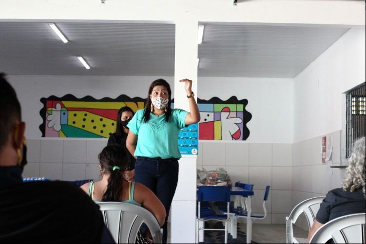 Antes do retorno presencial, escolas receberam famílias para explicar protocolos. Na foto, reunião na escola municipal Edilson Brasil Soares