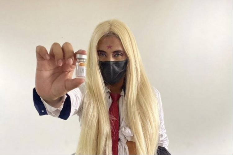 Cearense recebeu vacina em Sobral vestido da personagem Mia Colucci, do RBD