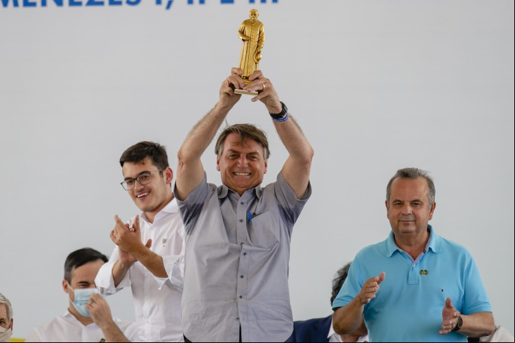 Bolsonaro recebeu imagem de Padre Cícero em visita a Juazeiro do Norte, no Ceará, em 13 de agosto de 2021
