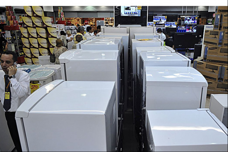 A redução do IPI recai sobre os produtos industrializados, e o valor costuma ser reado ao consumidor no preço final