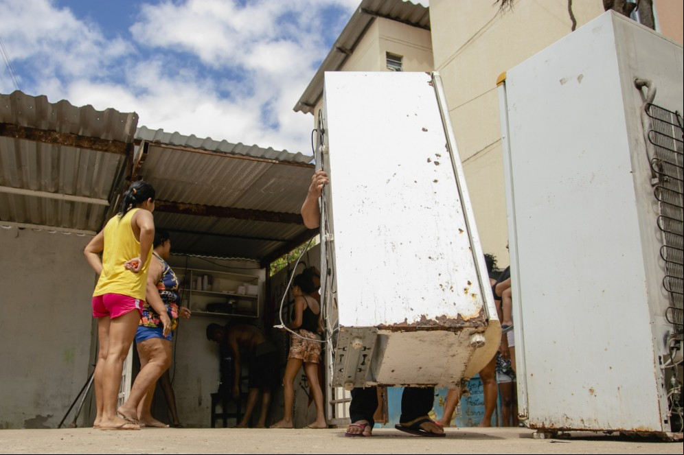 O conserto, a substituição ou o ressarcimento do equipamento danificado devem ser feitas pela concessionária de energia O conserto, a substituição ou o ressarcimento do equipamento danificado devem ser feitas pela concessionária de energia
