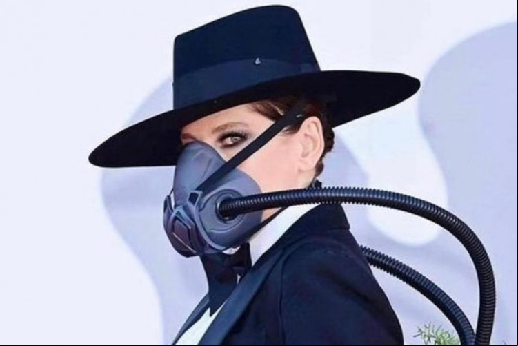 Bárbara Paz usa máscara de oxigênio com plantas como forma de protesto