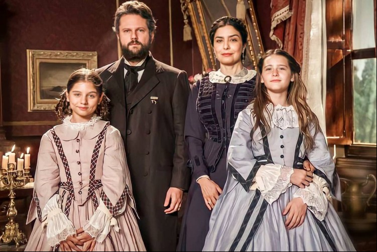 Any Maia (de vestido azul) interpreta a Princesa Isabel na novela