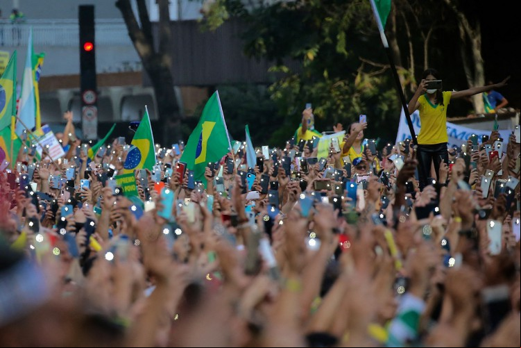 Pessoas participam de uma manifestação em apoio ao presidente brasileiro Jair Bolsonaro em São Paulo, em 7 de setembro de 2021, no Dia da Independência do Brasil. - Lutando contra números recordes de pesquisas, um enfraquecimento da economia e um judiciário que ele diz estar contra ele, o presidente Jair Bolsonaro convocou grandes comícios para o dia da independência do Brasil na terça-feira, buscando incendiar sua base de extrema direita. (Foto de PAULO LOPES / AFP)