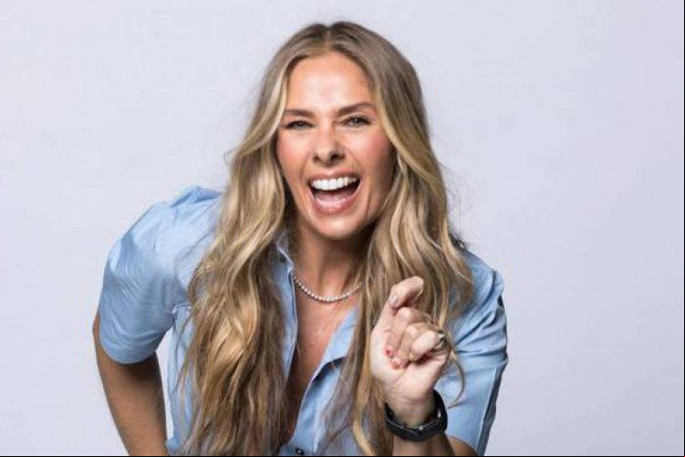A apresentadora Adriane Galisteu será responsável por guiar os peões em A Fazenda 13. Reality começa hoje, 14 de setembro (14/09). Acompanhe o tempo real