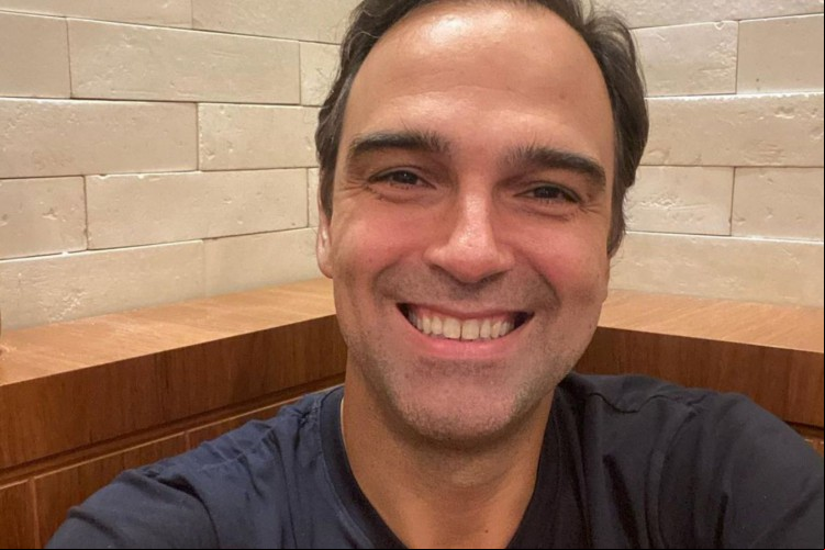 O apresentador Tadeu Schmidt vinha sendo uma das principais apostas do público para substituir Tiago Leifert no BBB 22