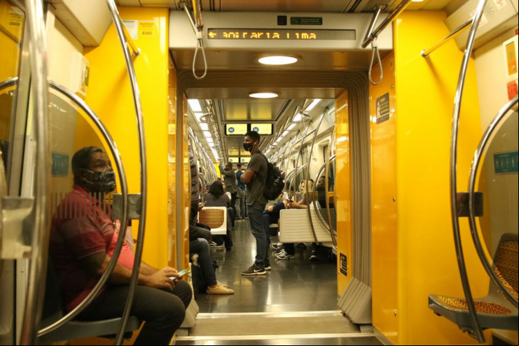 ageiros com máscaras no vagão da linha 4 do metrô
