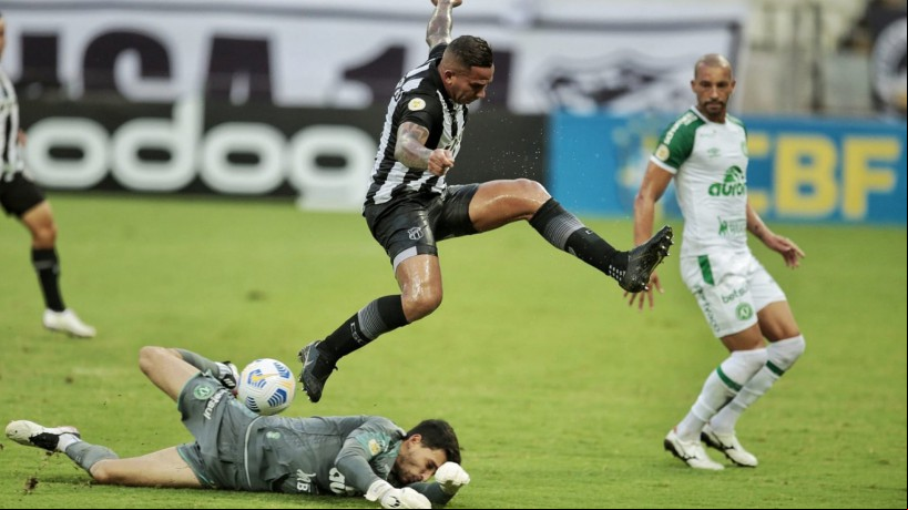 Atacante Jael disputa bola com goleiro Keiller no jogo Ceará x Chapecoense, na Arena Castelão, pelo Campeonato Brasileiro Série A