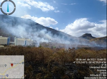 Campos das Auroras da Unilab, em Redenção. Incêndio destrói dois hectares de trilha para pesquisa da universidade e ameaça vegetação de um serrote 