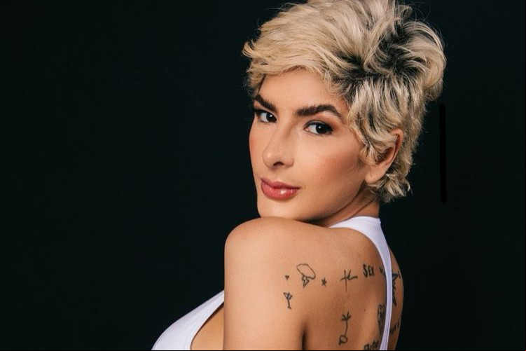 Lary Bottina será a nova integrante do reality show A Fazenda. A influencer entrará na sede nesta sexta-feira, 1º de outubro (01/10)