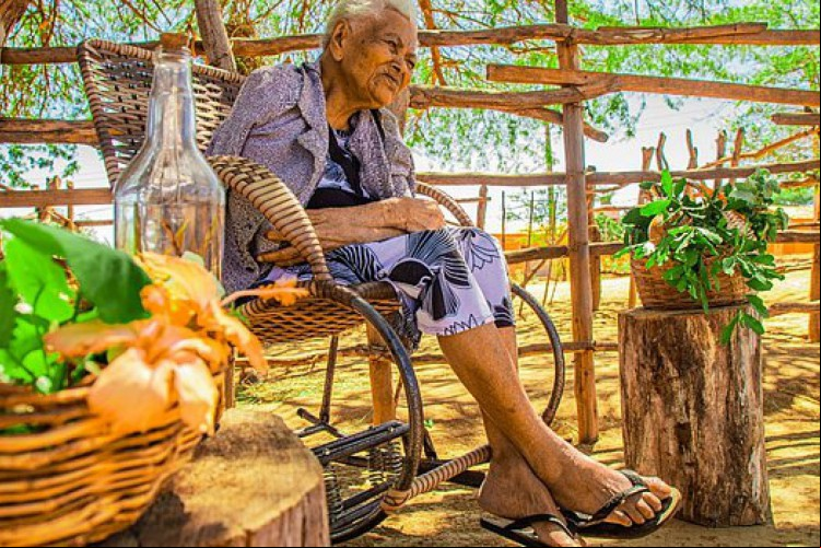 Mãe Marieta, de 110 anos, era parteira e fez o último parto aos 102 ano