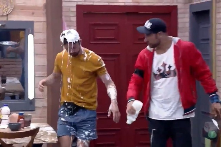 Peões discutiram e chegou a acontecer briga com comida; Victor Pecoraro despejou iogurte em Rico Melquíades