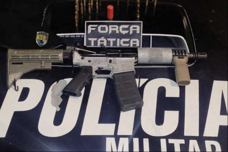 Fuzil foi apreendido com dois homens no bairro Granja Portugal