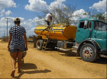 Sem água distribuída pela Operação Carro-Pipa, moradores ficam completamente desabastecidos na zona rural de Monsenhor Tabosa. [Imagem de apoio ilustrativo]  