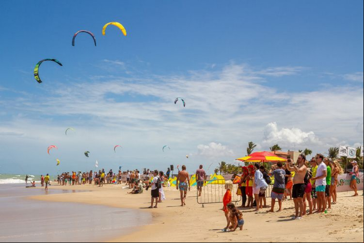 Praia do Cumbuco, em Caucaia, é o quarto destino mais procurado do Brasil em 2022, segundo plataforma Airbnb