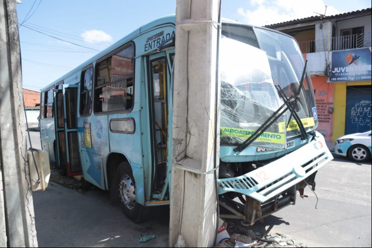 Acidente com ôibus nesta segunda, 25