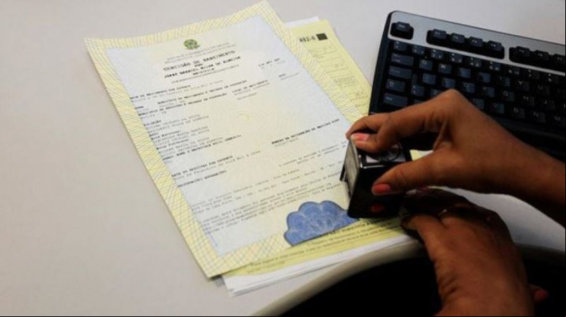 Desde 2018, cartórios de registro brasileiros são obrigados a realizar a retificação de nome e gênero de pessoas adultas. Porém, mudança de gênero não abrange pessoas não binárias