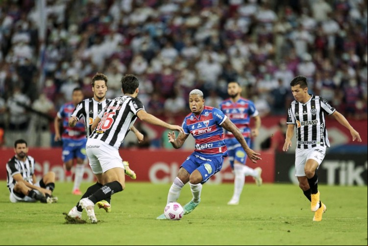 Atacante David com a bola no jogo Fortaleza x Atlético-MG, na Arena Castelão, pela Copa do Brasil
