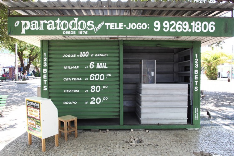 BANCA da Paratodos incendiada na Praça da Bandeira já foi recuperada