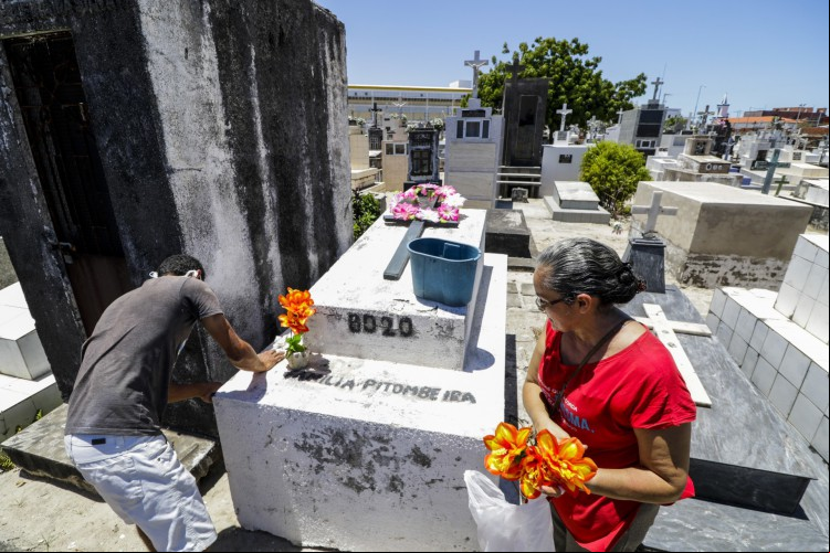Preparação para o dia de Finados no Cemitério São João Batista. Rose Alves, 56 anos, cuidando do túmulo do marido