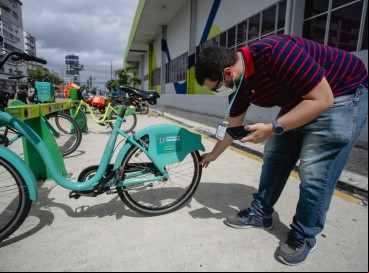 Checar se os pneus estão cheios é um o essencial antes de retirar a bicicleta da estação. 