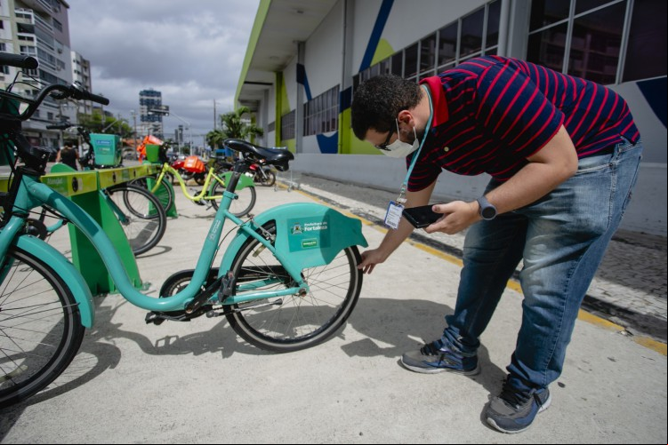 Checar se os pneus estão cheios é um o essencial antes de retirar a bicicleta da estação.