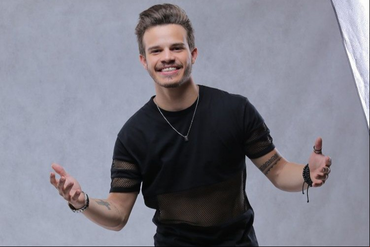 Matheus Fernandes é cearense e se tornou cantor após abandonar carreira no marketing